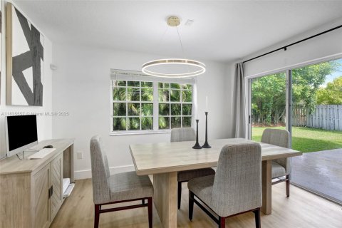 House in Plantation, Florida 4 bedrooms, 171.96 sq.m. № 1820432 - photo 13