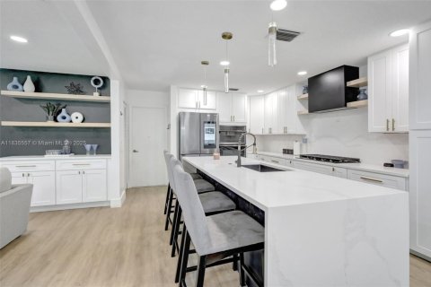 House in Plantation, Florida 4 bedrooms, 171.96 sq.m. № 1820432 - photo 10