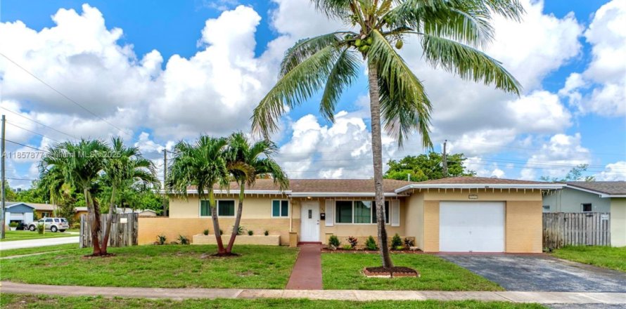 House in Pembroke Pines, Florida 3 bedrooms № 1882325