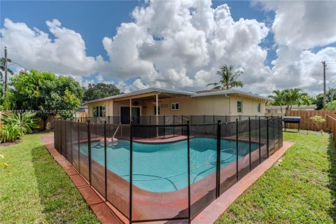 House in Pembroke Pines, Florida 3 bedrooms № 1882325 - photo 14