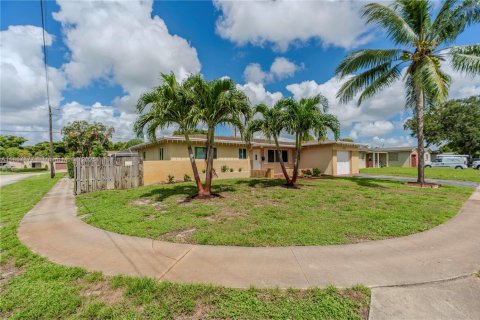 House in Pembroke Pines, Florida 3 bedrooms № 1882325 - photo 3