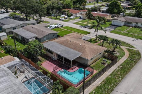 House in Pembroke Pines, Florida 3 bedrooms № 1882325 - photo 9