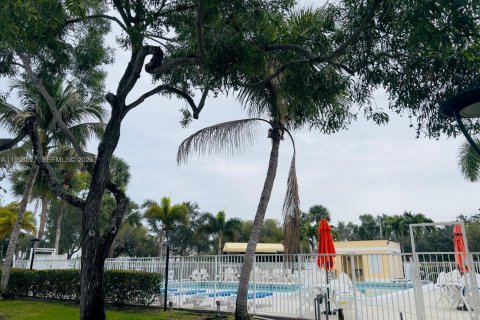 Condo in Weston, Florida, 2 bedrooms  № 2019858 - photo 10