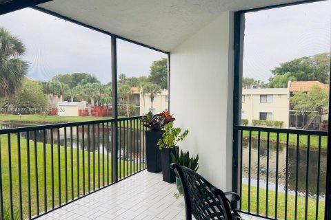 Condo in Weston, Florida, 2 bedrooms  № 2019858 - photo 9