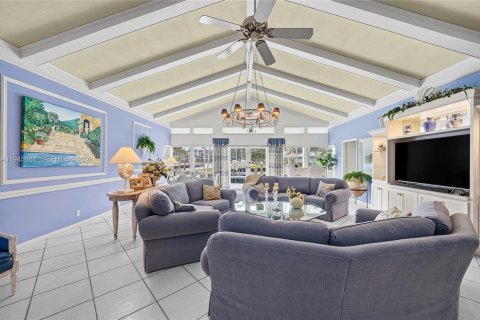 House in Lauderdale-by-the-Sea, Florida 4 bedrooms, 259.57 sq.m. № 2002654 - photo 10