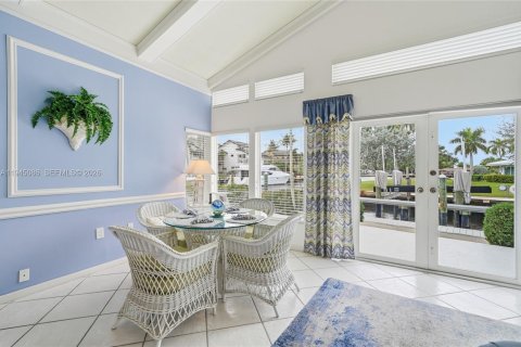 House in Lauderdale-by-the-Sea, Florida 4 bedrooms, 259.57 sq.m. № 2002654 - photo 9