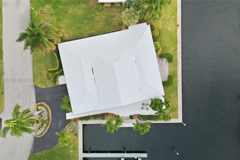 House in Lauderdale-by-the-Sea, Florida 4 bedrooms, 259.57 sq.m. № 2002654 - photo 2