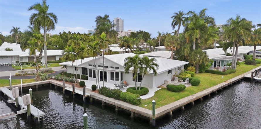 House in Lauderdale-by-the-Sea, Florida 4 bedrooms, 259.57 sq.m. № 2002654