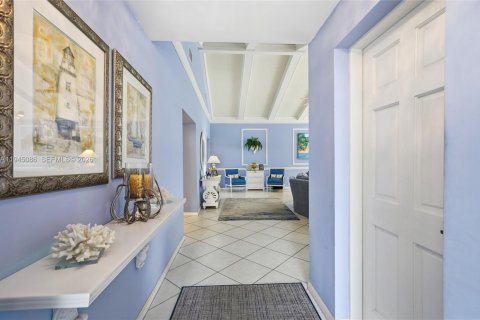 House in Lauderdale-by-the-Sea, Florida 4 bedrooms, 259.57 sq.m. № 2002654 - photo 6