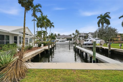 House in Lauderdale-by-the-Sea, Florida 4 bedrooms, 259.57 sq.m. № 2002654 - photo 22