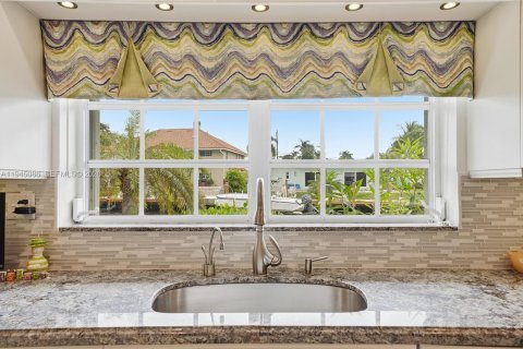 House in Lauderdale-by-the-Sea, Florida 4 bedrooms, 259.57 sq.m. № 2002654 - photo 28