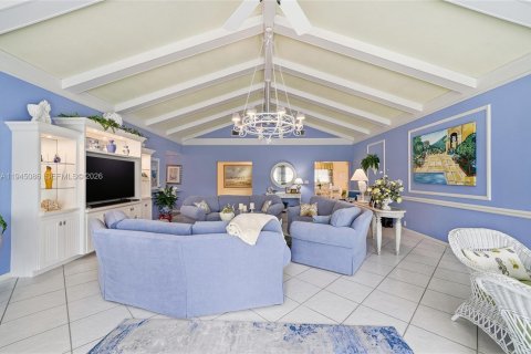 House in Lauderdale-by-the-Sea, Florida 4 bedrooms, 259.57 sq.m. № 2002654 - photo 13