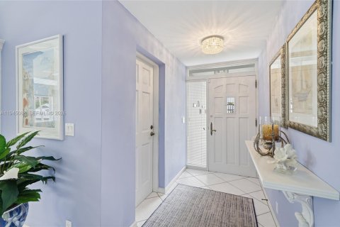 House in Lauderdale-by-the-Sea, Florida 4 bedrooms, 259.57 sq.m. № 2002654 - photo 7