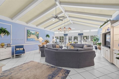 House in Lauderdale-by-the-Sea, Florida 4 bedrooms, 259.57 sq.m. № 2002654 - photo 8