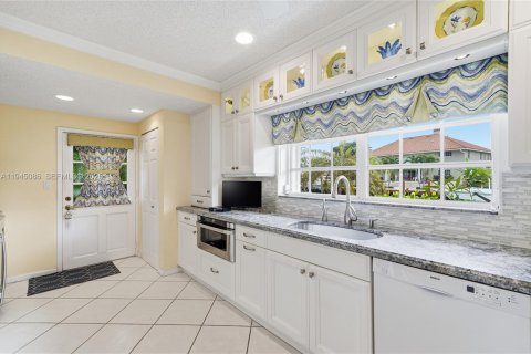 House in Lauderdale-by-the-Sea, Florida 4 bedrooms, 259.57 sq.m. № 2002654 - photo 30