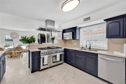 Casa en alquiler en Miami Beach, Florida, 6 dormitorios, 393.81 m2 № 1940154 - foto 14