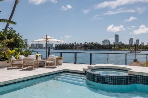 Casa en alquiler en Miami Beach, Florida, 6 dormitorios, 393.81 m2 № 1940154 - foto 6