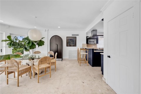 Casa en alquiler en Miami Beach, Florida, 6 dormitorios, 393.81 m2 № 1940154 - foto 13