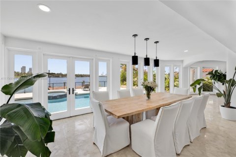 Casa en alquiler en Miami Beach, Florida, 6 dormitorios, 393.81 m2 № 1940154 - foto 10