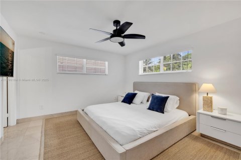 Casa en alquiler en Miami Beach, Florida, 6 dormitorios, 393.81 m2 № 1940154 - foto 23