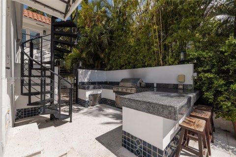 Casa en alquiler en Miami Beach, Florida, 6 dormitorios, 393.81 m2 № 1940154 - foto 29
