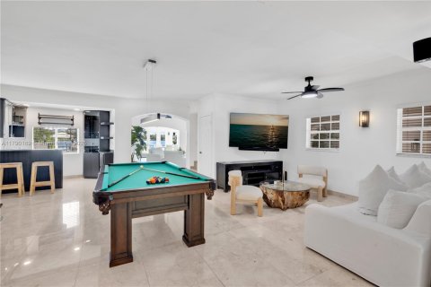 Casa en alquiler en Miami Beach, Florida, 6 dormitorios, 393.81 m2 № 1940154 - foto 17