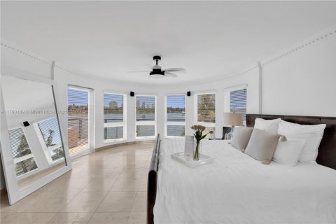 Casa en alquiler en Miami Beach, Florida, 6 dormitorios, 393.81 m2 № 1940154 - foto 21