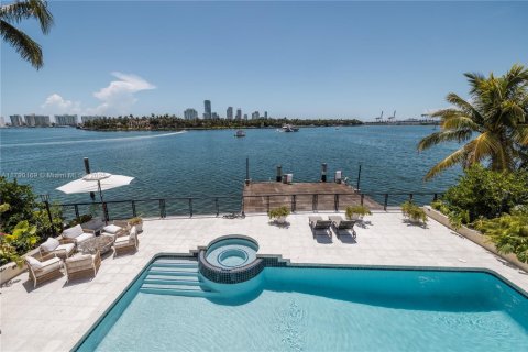 Casa en alquiler en Miami Beach, Florida, 6 dormitorios, 393.81 m2 № 1940154 - foto 1
