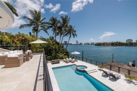 Casa en alquiler en Miami Beach, Florida, 6 dormitorios, 393.81 m2 № 1940154 - foto 2