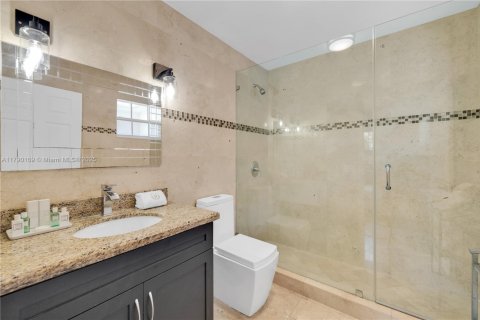 Casa en alquiler en Miami Beach, Florida, 6 dormitorios, 393.81 m2 № 1940154 - foto 24
