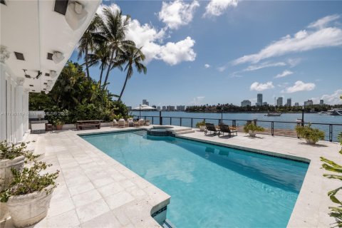 Casa en alquiler en Miami Beach, Florida, 6 dormitorios, 393.81 m2 № 1940154 - foto 30