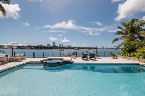 Casa en alquiler en Miami Beach, Florida, 6 dormitorios, 393.81 m2 № 1940154 - foto 3