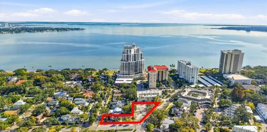 Immobilier commercial à Tampa, Floride 2228.82 m2 № 2106550