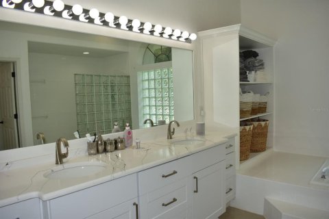 House in Dunedin, Florida 3 bedrooms, 226.96 sq.m. № 1681775 - photo 8