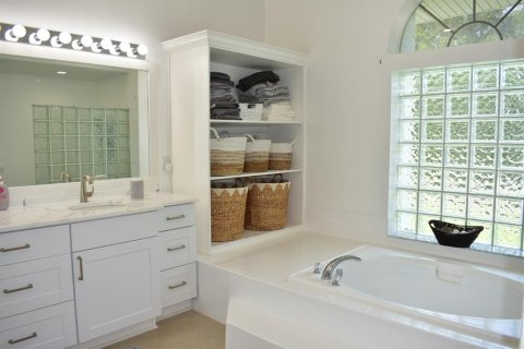 House in Dunedin, Florida 3 bedrooms, 226.96 sq.m. № 1681775 - photo 9