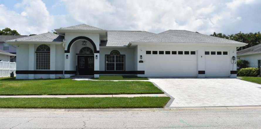 House in Dunedin, Florida 3 bedrooms, 226.96 sq.m. № 1681775