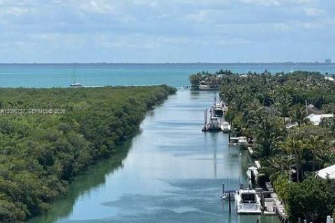 Condo in Key Biscayne, Florida, 2 bedrooms № 2392578 - photo 2