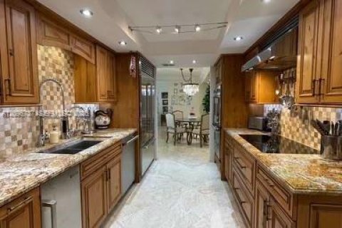 Condo in Key Biscayne, Florida, 2 bedrooms № 2392578 - photo 8