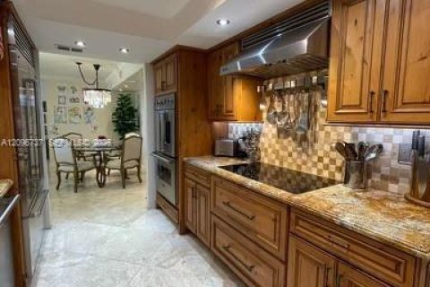 Condo in Key Biscayne, Florida, 2 bedrooms № 2392578 - photo 10