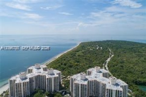 Condo in Key Biscayne, Florida, 2 bedrooms № 2392578 - photo 23