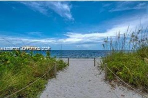Condo in Key Biscayne, Florida, 2 bedrooms № 2392578 - photo 16