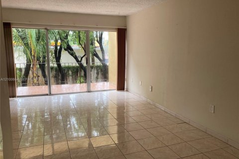 Condo in Miami, Florida, 1 bedroom  № 2401294 - photo 8