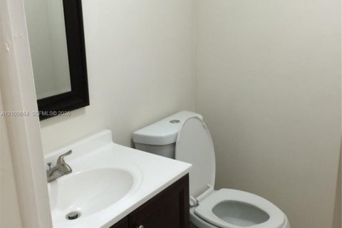 Condo in Miami, Florida, 1 bedroom  № 2401294 - photo 10