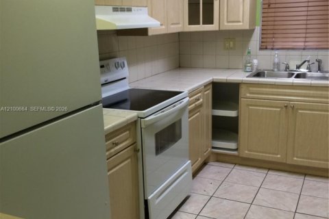 Condo in Miami, Florida, 1 bedroom  № 2401294 - photo 5