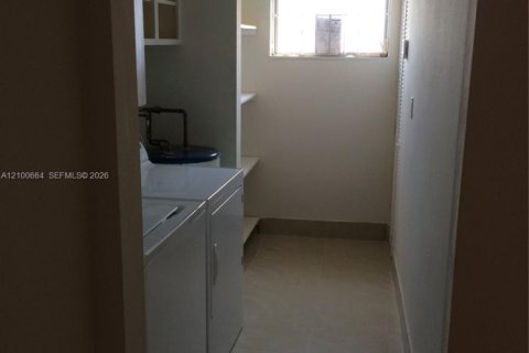 Condo in Miami, Florida, 1 bedroom  № 2401294 - photo 19