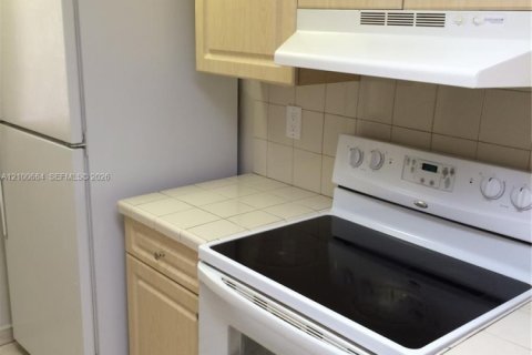 Condo in Miami, Florida, 1 bedroom  № 2401294 - photo 4