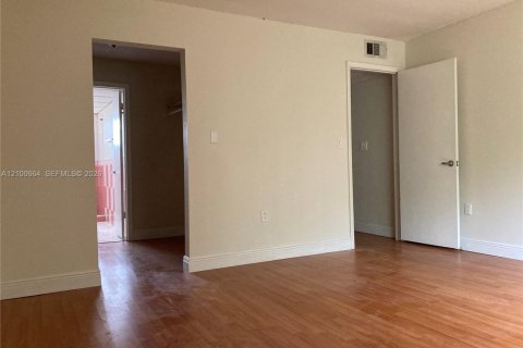 Condo in Miami, Florida, 1 bedroom  № 2401294 - photo 15