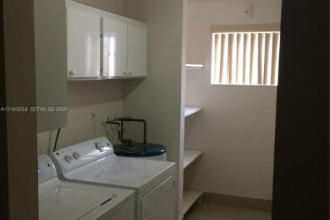 Condo in Miami, Florida, 1 bedroom  № 2401294 - photo 18