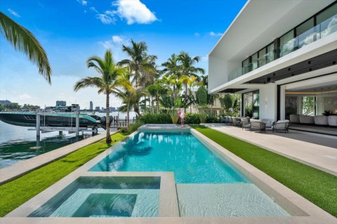 Villa ou maison à vendre à Miami Beach, Floride: 6 chambres, 731.05 m2 № 2340512 - photo 16
