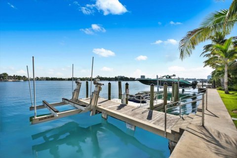 Villa ou maison à vendre à Miami Beach, Floride: 6 chambres, 731.05 m2 № 2340512 - photo 18